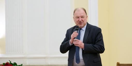 Na zdjęciu prof. Krzysztof Zaremba po ogłoszeniu wyniku wyborów