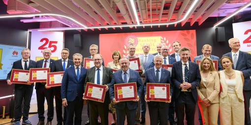 Na zdjęciu grupa osób - reprezentanci najlepszych uczelni w Polsce z dyplomami