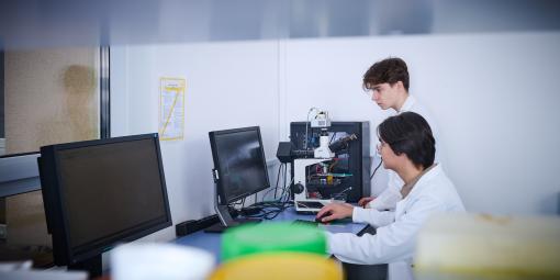 Zdjęcie dwóch studentów podczas zajęć w laboratorium