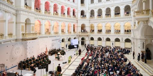 Na zdjęciu Duża Aula PW wypełniona ludźmi podczas inauguracji roku akademickiego 2024/2025 