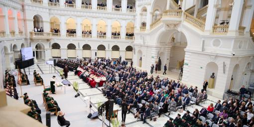 Na zdjęciu goście siedzący w Dużej Auli Gmachu Głównego podczas inauguracji roku akademickiego 2024/2025