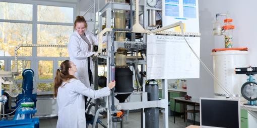 Na zdjęciu dwie kobiety w laboratorium