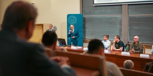 Na zdjęciu aula z uczestnikami debaty z cyklu "Absolwenci w branży"