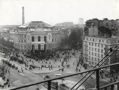 Plac przed Gmachem Głównym podczas protestów z marca 1968 roku