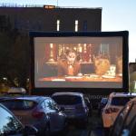 Zdjęcie samochodów przed wielkim ekranem kinowym