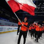 Zdjęcie Marka Kani niosącego polską flagę podczas ceremonii otwarcia zimowej uniwersjady