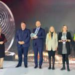 Zdjęcie laureatów Konkursu 3W stojących na scenie z nagrodami