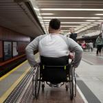 Zdjęcie mężczyzny na wózku inwalidzkim przemieszczającego się po peronie metra
