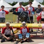 Zdjęcie studentów z SAE AeroDesign z samolotami i nagrodami w zawodach