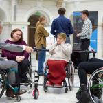 Zdjęcie ludzi na wózkach inwalidzkich w Dużej Auli w Gmachu Głównym Politechniki Warszawskiej