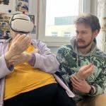 Zdjęcie Krzysztofa Popielskiego i jednej z pacjentek, która testuje aplikację, mając na głowie gogle VR