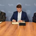 Zdjęcie Rektora PW prof. Krzysztofa Zaremby oraz Jana Edmunda Kowalskiego i Roberta Cicirko podczas podpisywania listu intencyjnego