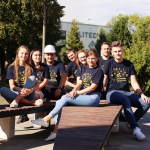 Zdjęcie grupy studentów, którzy siedzą przed Gmachem Filii PW w Płocku
