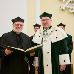 Zdjęcie prof. Andrzeja Strójwąsa i prof. Krzysztofa Zaremby, Rektora PW