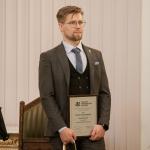 Na zdjęciu Piotr Falkowski z dyplomem nominowanego w konkursie „Młody Promotor Polski”