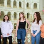 Na zdjęciu pięć osób - studenci Politechniki Warszawskiej stojący w Gmachu Głównym PW