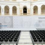 Na zdjęciu Duża Aula z ustawioną ścianą i ustawionymi krzesłami - przygotowana na inaugurację roku akademickiego 2024/2025