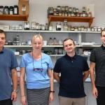 Na zdjęciu czworo naukowców stojących w laboratorium
