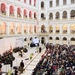 Na zdjęciu Duża Aula PW wypełniona ludźmi podczas inauguracji roku akademickiego 2024/2025 