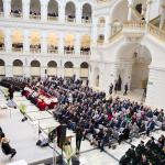 Na zdjęciu goście siedzący w Dużej Auli Gmachu Głównego podczas inauguracji roku akademickiego 2024/2025