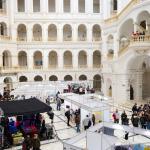 Na zdjęciu Duża Aula PW ze stoiskami podczas Targów Kół Naukowych i Organizacji Studenckich KONIK 2024