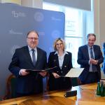 Na zdjęciu uczestnicy spotkania Politechniki Warszawskiej i Arabelle Solutions 