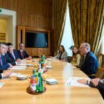 Na zdjęciu grupa osób siedzących przy stole - przedstawiciele przedstawicieli Politechniki Warszawskiej i Uzbekistanu