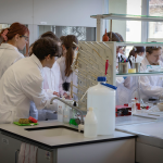 Na zdjęciu uczniowie podczas zajęć w laboratorium chemicznym 