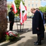 Na zdjęciu prof. Krzysztof Zaremba, Rektor Politechniki Warszawskiej składa kwiaty pod pomnikiem upamiętniającym udział naszych naukowców w akcji V1, V2