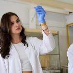 Na zdjęciu: naukowiec w laboratorium