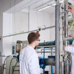 Na zdjęciu dwie osoby podczas pracy w laboratorium