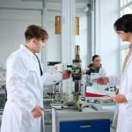 Na zdjęciu: studenci podczas zajęć w laboratorium