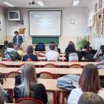 Na zdjęciu uczniowie siedzący w klasie podczas lekcji