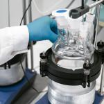 Na zdjęciu reaktor do otrzymywania nanocząstek hydroksyapatytu - zbiornikowy
