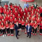Na zdjęciu grupa kilkuadziesięciu osób - przedstawiciele sportowców z Akademickiej Reprezentacji Polski na 32. Letnią Uniwersjadę