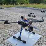 Na zdjęciu dron i łaziki marsjańskie podczas testów w ośrodku CENAGIS w Józefosławiu
