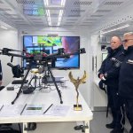 Na zdjęciu wnętrze Mobilnej Platformy Kryminalistycznej oraz zwiedzający to wnętrze ludzie - przedstawiciele policji