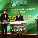 Na zdjęciu przedstawiciele KN Biomaterials odbierają nagrodę w konkursie KoKoN