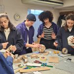 Na zdjęciu grupa studentów przy stole podczas pracy z betonem architektonicznym