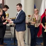 Na zdjęciu Magdalena Harazińska odbiera puchar Mistrzostwa Polski Administracji Publicznej w Szachach