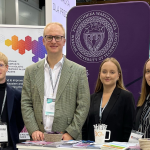 Na zdjęciu czworo naukowców z PW stoi przy stanowisku podczas KOMPOZYT EXPO 2024