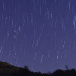 Na zdjęciu fioletowo-granatowe niebo z gwiazdami