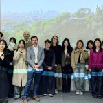 Na zdjęciu grupa osób, w tym archtekci z Polski, z wizytą na Seulskim Uniwersytecie Narodowym