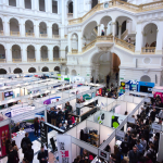 Na zdjęciu: stoiska wystawców podczas Inżynierskich Targów Pracy w Gmachu Głównym Politechniki