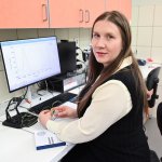 Na zdjęciu dr inż. Anna Szymczyk-Drozd siedzi przy kompueterze