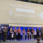 Studenci odbierają nagrody na scenie
