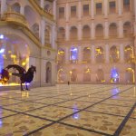 Kadr z gry „The Basilisk: Roguelike Hunt in Warsaw” przedstawiający Bazyliszka w Gmachu Głównym Politechniki Warszawskiej