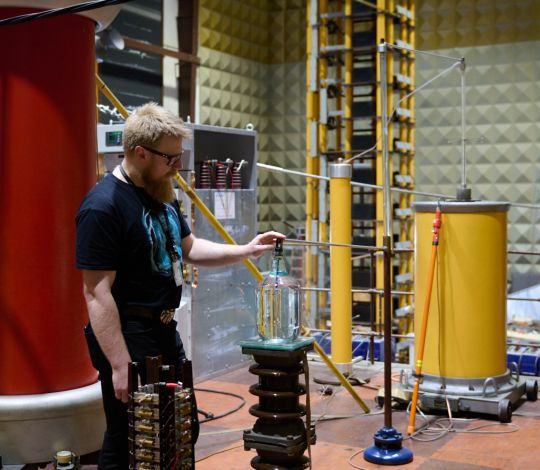 Eksperyment w laboratorium na Wydziale Elektrycznym