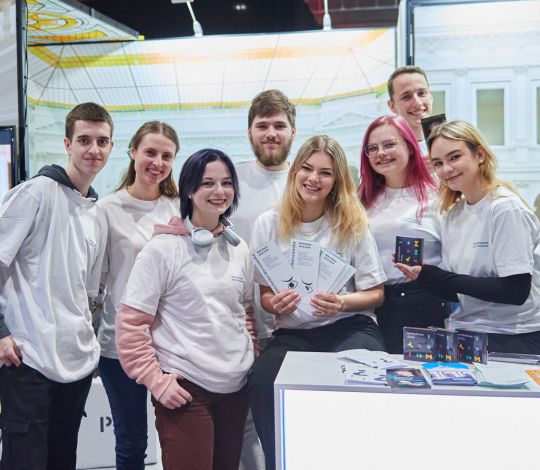 Grupa studentów PW na stoisku